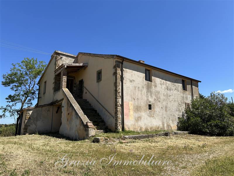 Antico Casale in Posizione Panoramica nel Cuore della Toscana Vinicola