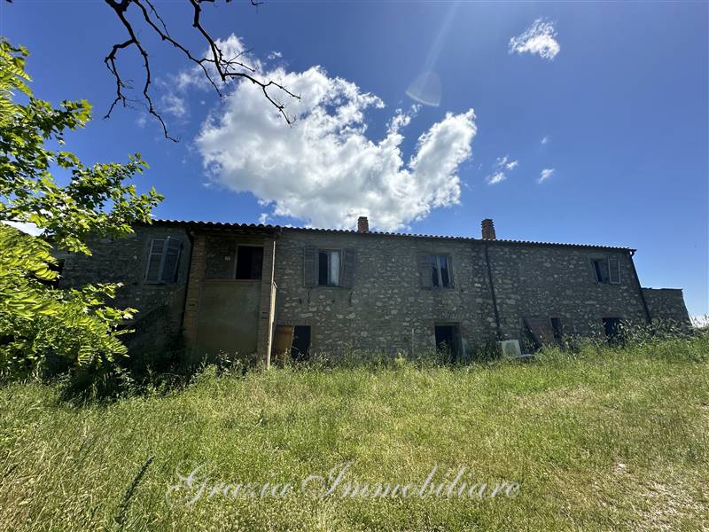 Imponente Podere in posizione dominante della vallata versante Saturnia