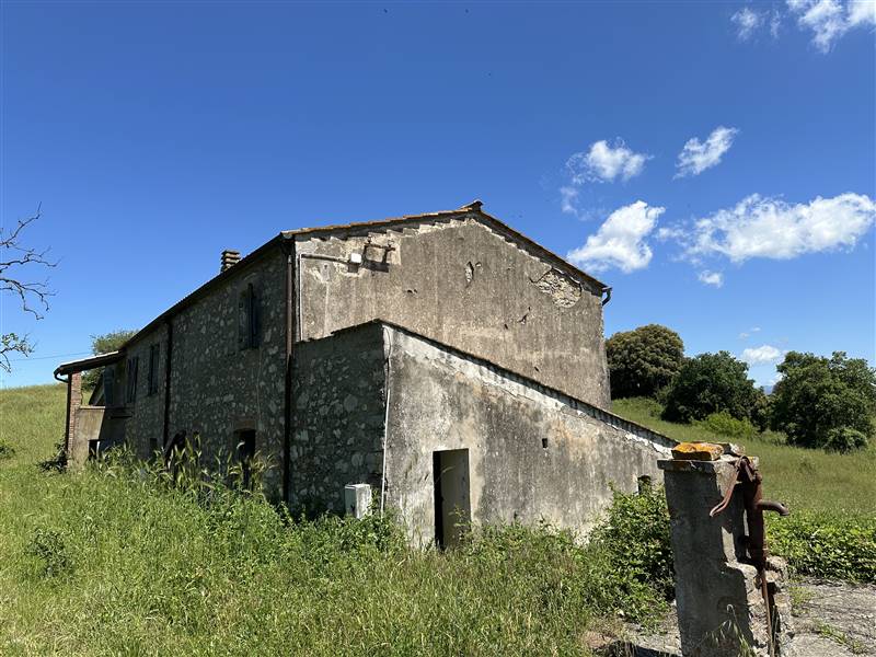 Imponente Podere in posizione dominante della vallata versante Saturnia