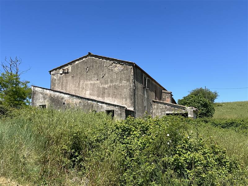 Imponente Podere in posizione dominante della vallata versante Saturnia
