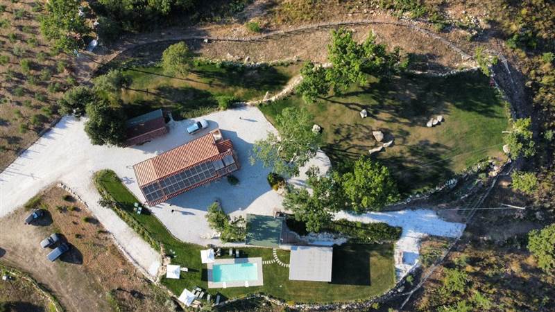 Sostenibilità e comfort in una proprietà rurale di eccellenza
