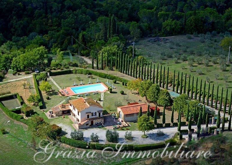 Agriturismo con piscina e terreno a pochi minuti dal centro di San Gimignano