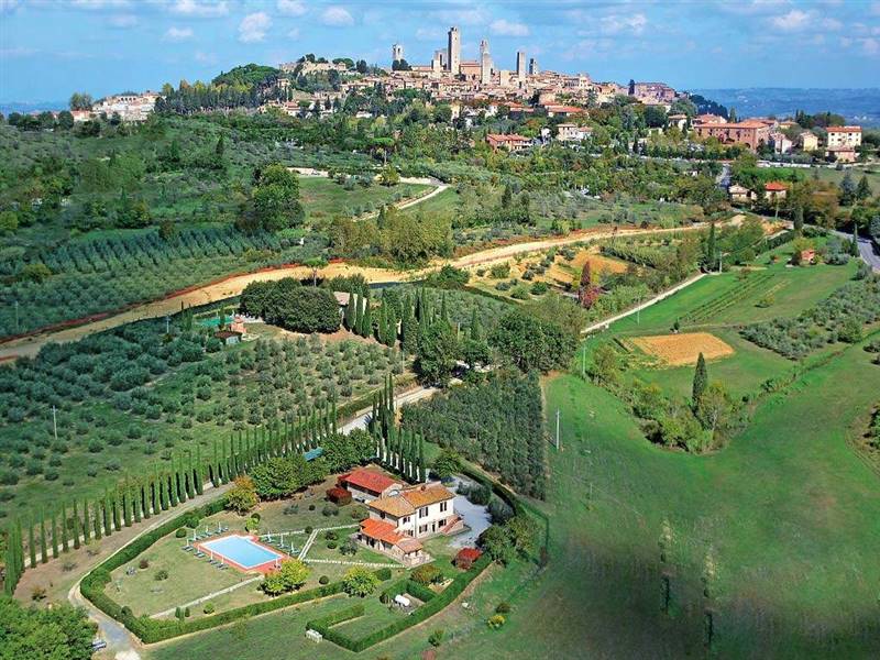 Agriturismo con piscina e terreno a pochi minuti dal centro di San Gimignano