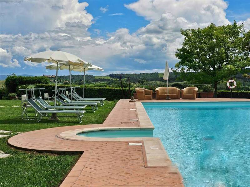 Agriturismo con piscina e terreno a pochi minuti dal centro di San Gimignano