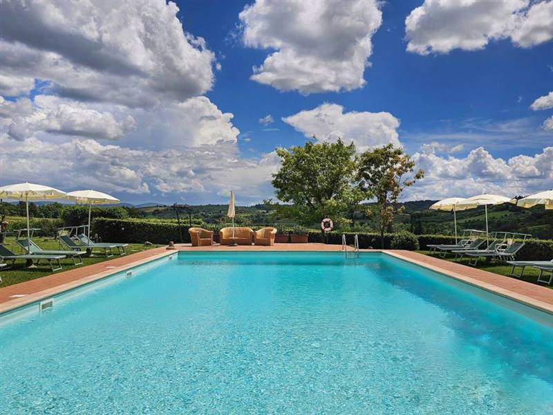 Agriturismo con piscina e terreno a pochi minuti dal centro di San Gimignano