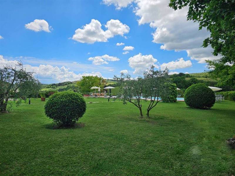 Agriturismo con piscina e terreno a pochi minuti dal centro di San Gimignano