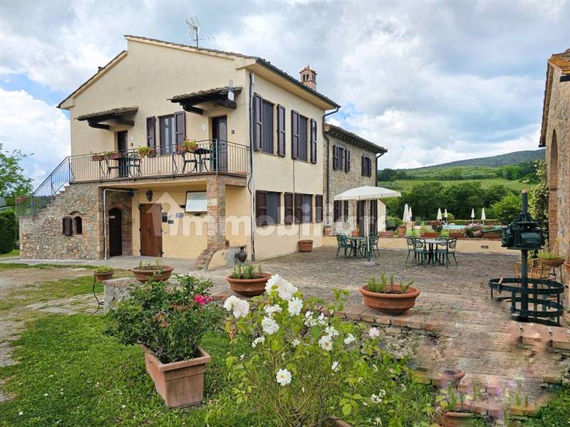 Agriturismo con piscina e terreno a pochi minuti dal centro di San Gimignano