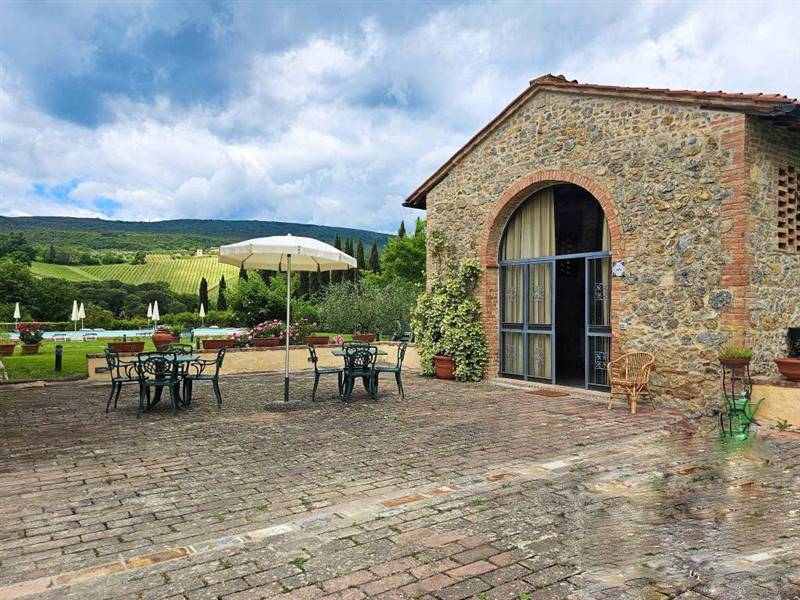 Agriturismo con piscina e terreno a pochi minuti dal centro di San Gimignano