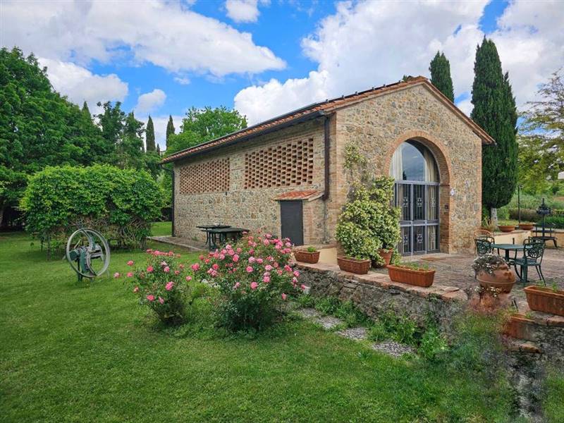 Agriturismo con piscina e terreno a pochi minuti dal centro di San Gimignano