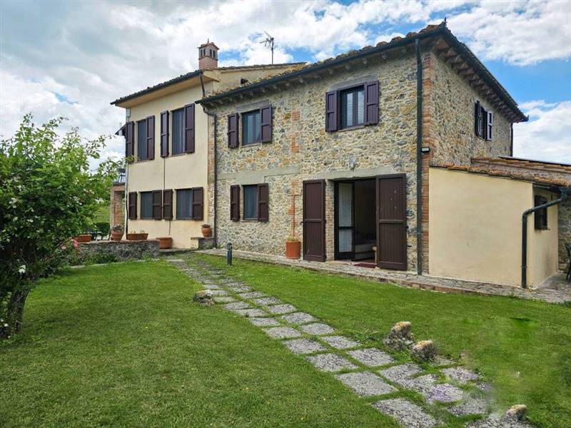 Agriturismo con piscina e terreno a pochi minuti dal centro di San Gimignano