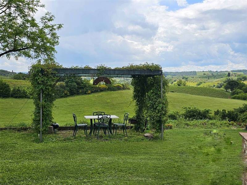 Agriturismo con piscina e terreno a pochi minuti dal centro di San Gimignano