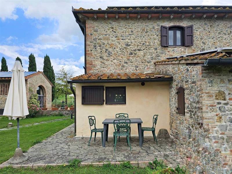 Agriturismo con piscina e terreno a pochi minuti dal centro di San Gimignano