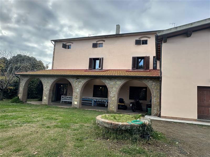 Porzione di Casolare immerso nella campagna della Costa degli Etruschi a pochi minuti dal mare