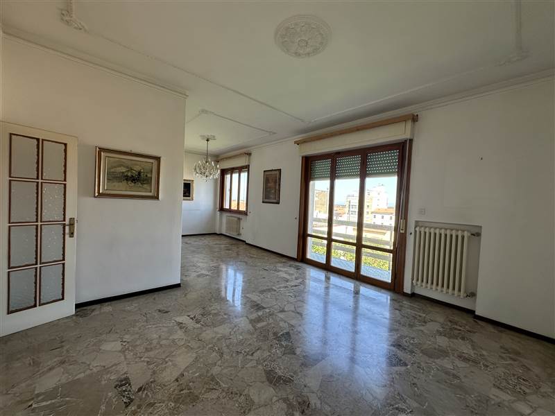 Elegance, Light and Panoramic Views in One of the City Centre's Most Exclusive Buildings