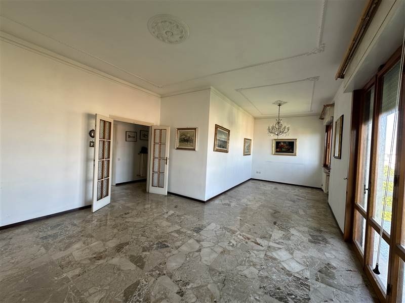 Elegance, Light and Panoramic Views in One of the City Centre's Most Exclusive Buildings