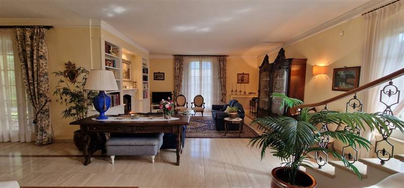 Villa immersa nella pineta con splendida vista mare