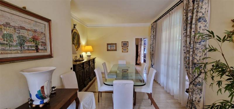 Villa immersa nella pineta con splendida vista mare