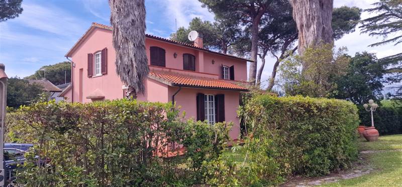 Villa immersa nella pineta con splendida vista mare