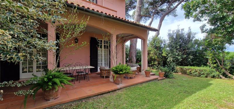 Villa immersa nella pineta con splendida vista mare