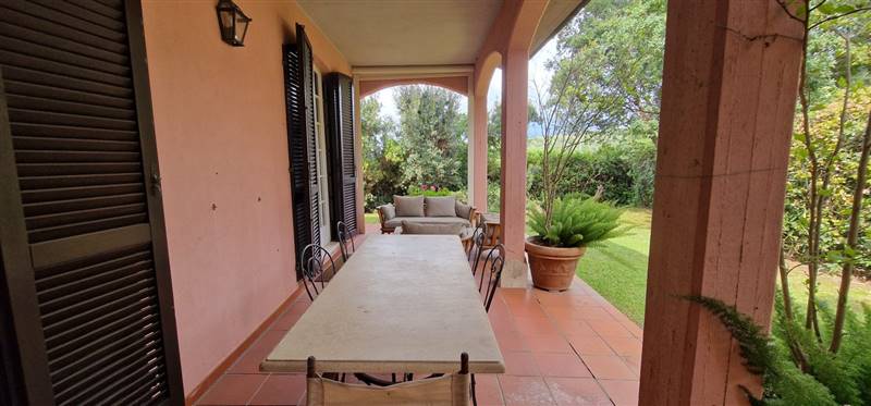 Villa immersa nella pineta con splendida vista mare