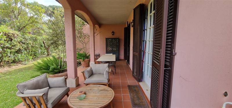 Villa immersa nella pineta con splendida vista mare