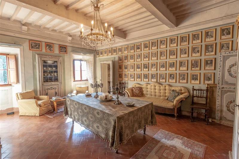Borgo del '600 nei pressi della dominate città medioevale di Volterra