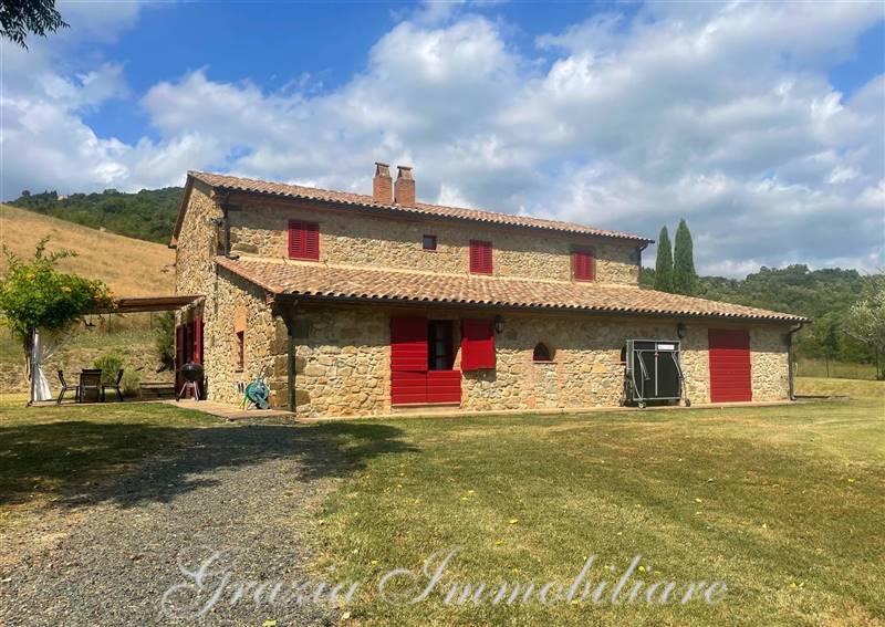Casale toscano in pietra con parco e piscina privata 