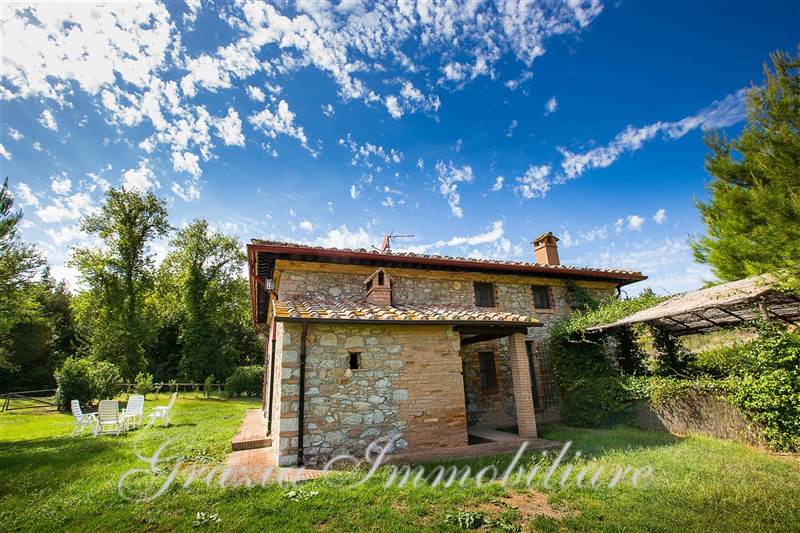 Un’Elegante Dimora Toscana in Pietra immersa nella campagna, tra Borghi medioevali ed a pochi minuti dal mare