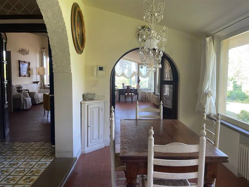Villa di Prestigio con piscina, dependance e roseto: un'incantevole dimora a due passi dal mare