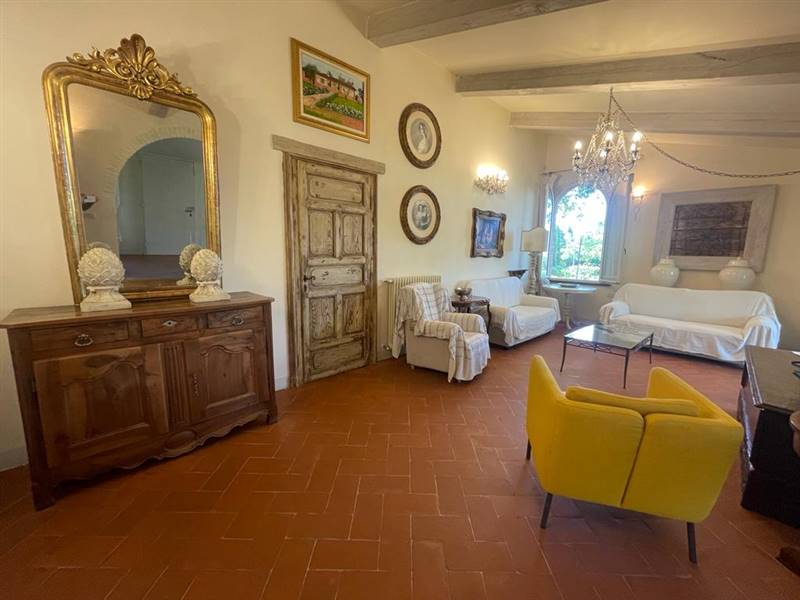 Villa di Prestigio con piscina, dependance e roseto: un'incantevole dimora a due passi dal mare