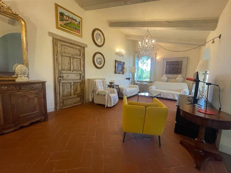 Villa di Prestigio con piscina, dependance e roseto: un'incantevole dimora a due passi dal mare