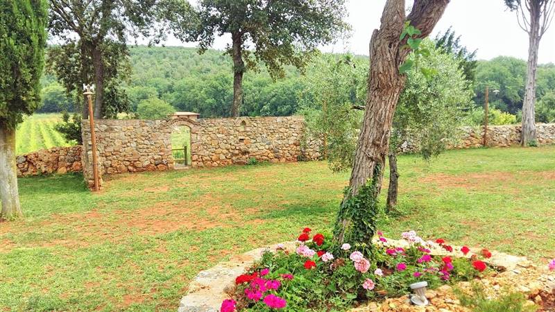  Agriturismo con casolare in pietra all'interno di riserva naturale
