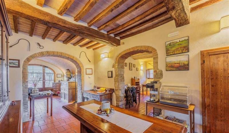  Agriturismo con casolare in pietra all'interno di riserva naturale