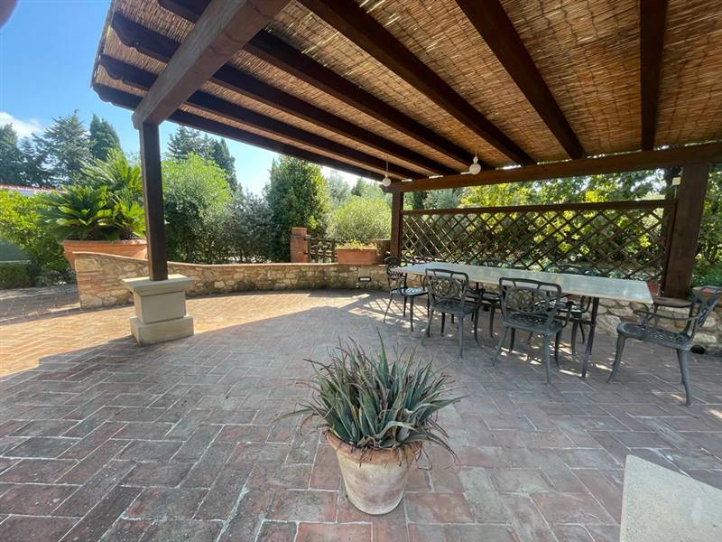Villa di Prestigio con piscina, dependance e roseto: un'incantevole dimora a due passi dal mare