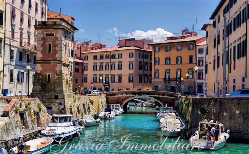 Appartamento in palazzo storico ubicato nel cuore del quartiere Venezia il più suggestivo della città