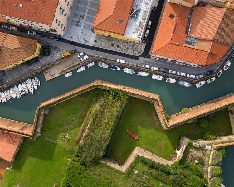 Appartamento in palazzo storico ubicato nel cuore del quartiere Venezia il più suggestivo della città