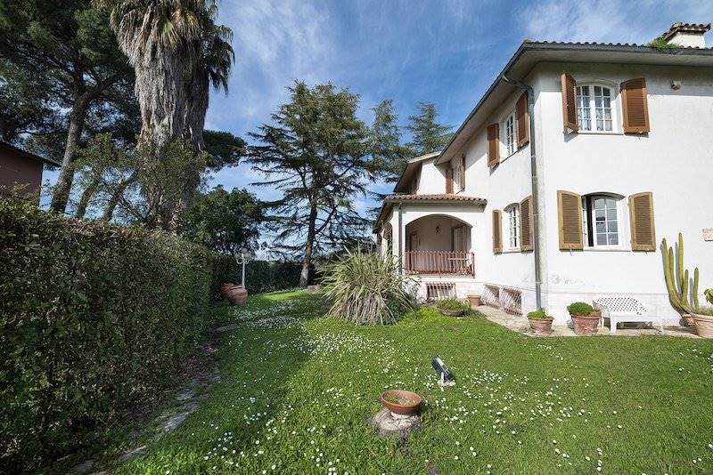 Villa con parco esclusivo immersa in una splendida pineta