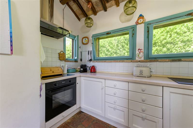 Casale in pietra con piscina e vista panoramica sulla Maremma