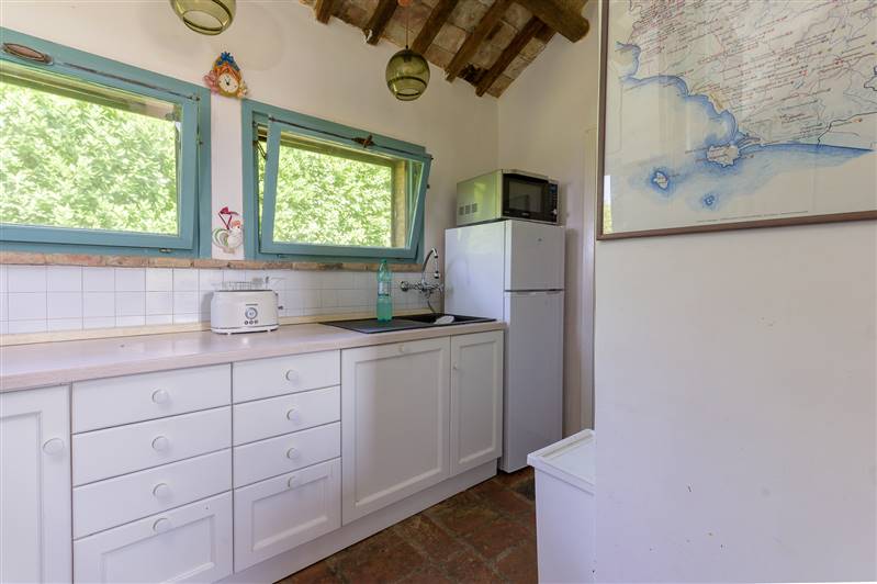 Casale in pietra con piscina e vista panoramica sulla Maremma