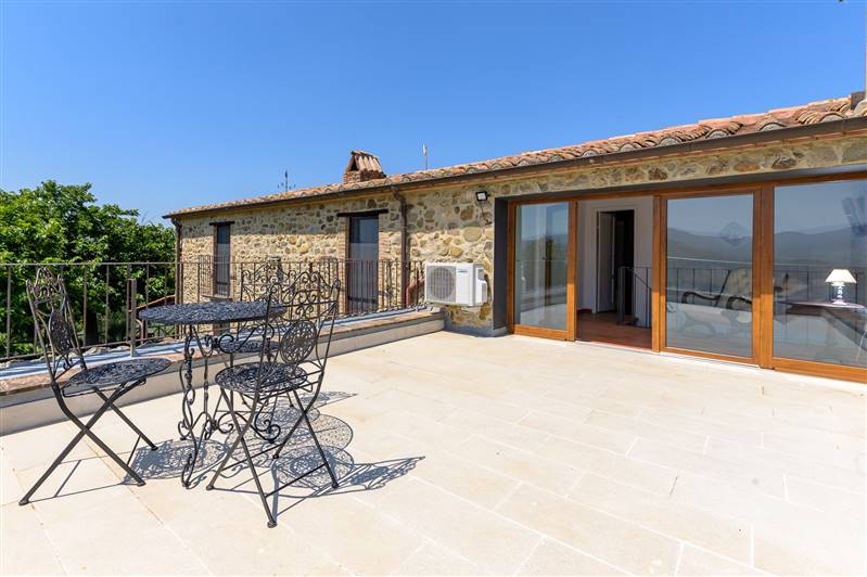Casale in pietra con piscina e vista panoramica sulla Maremma