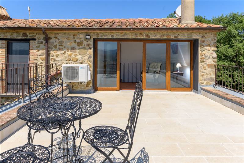 Casale in pietra con piscina e vista panoramica sulla Maremma
