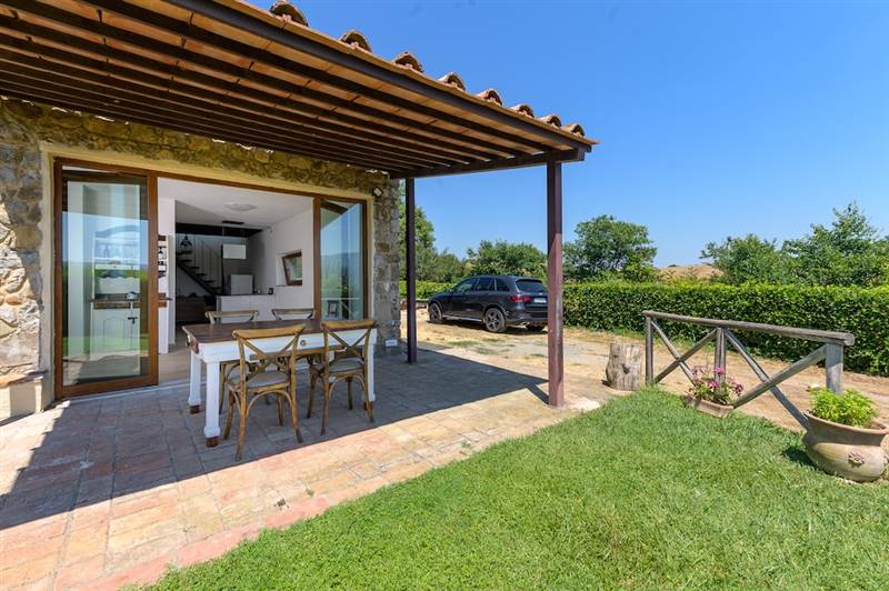 Casale in pietra con piscina e vista panoramica sulla Maremma