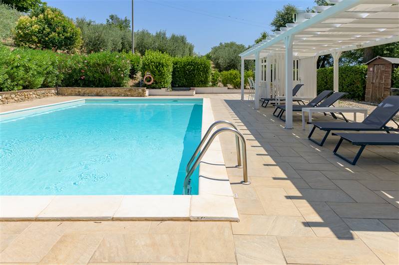 Casale in pietra con piscina e vista panoramica sulla Maremma