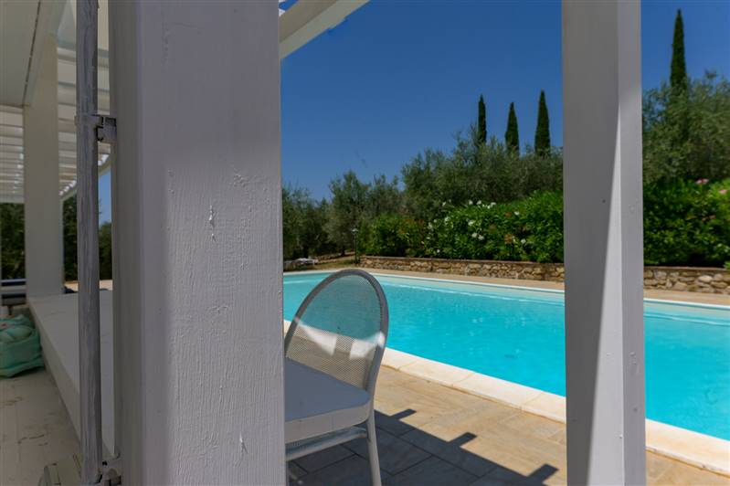 Casale in pietra con piscina e vista panoramica sulla Maremma