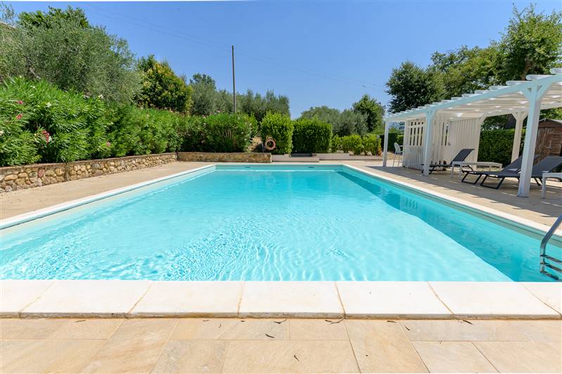 Casale in pietra con piscina e vista panoramica sulla Maremma