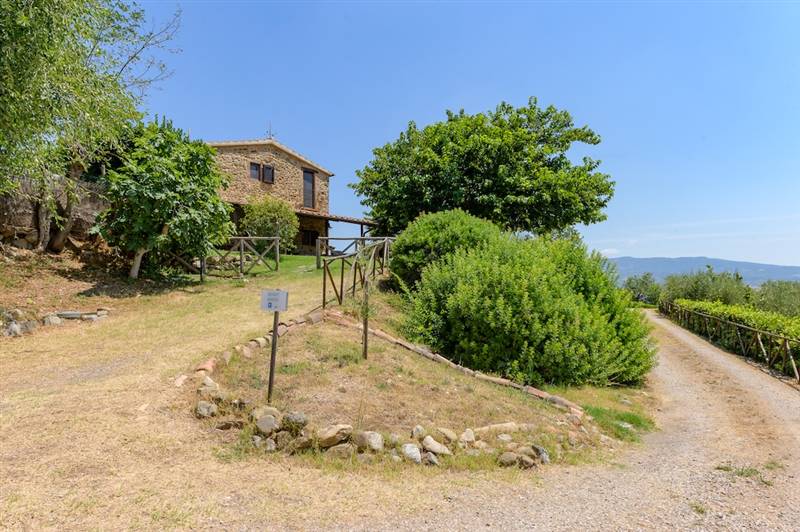Casale in pietra con piscina e vista panoramica sulla Maremma