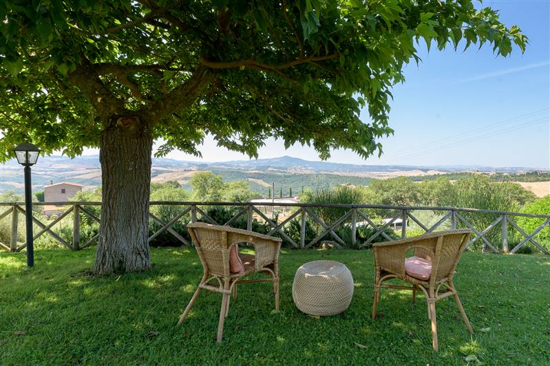 Casale in pietra con piscina e vista panoramica sulla Maremma