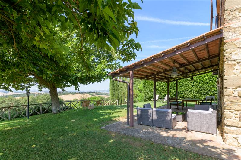 Casale in pietra con piscina e vista panoramica sulla Maremma