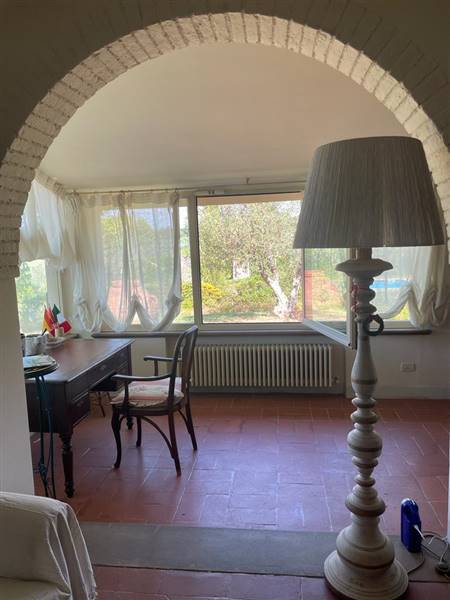 Villa di Prestigio con piscina, dependance e roseto: un'incantevole dimora a due passi dal mare