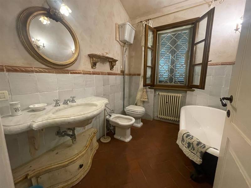 Villa di Prestigio con piscina, dependance e roseto: un'incantevole dimora a due passi dal mare